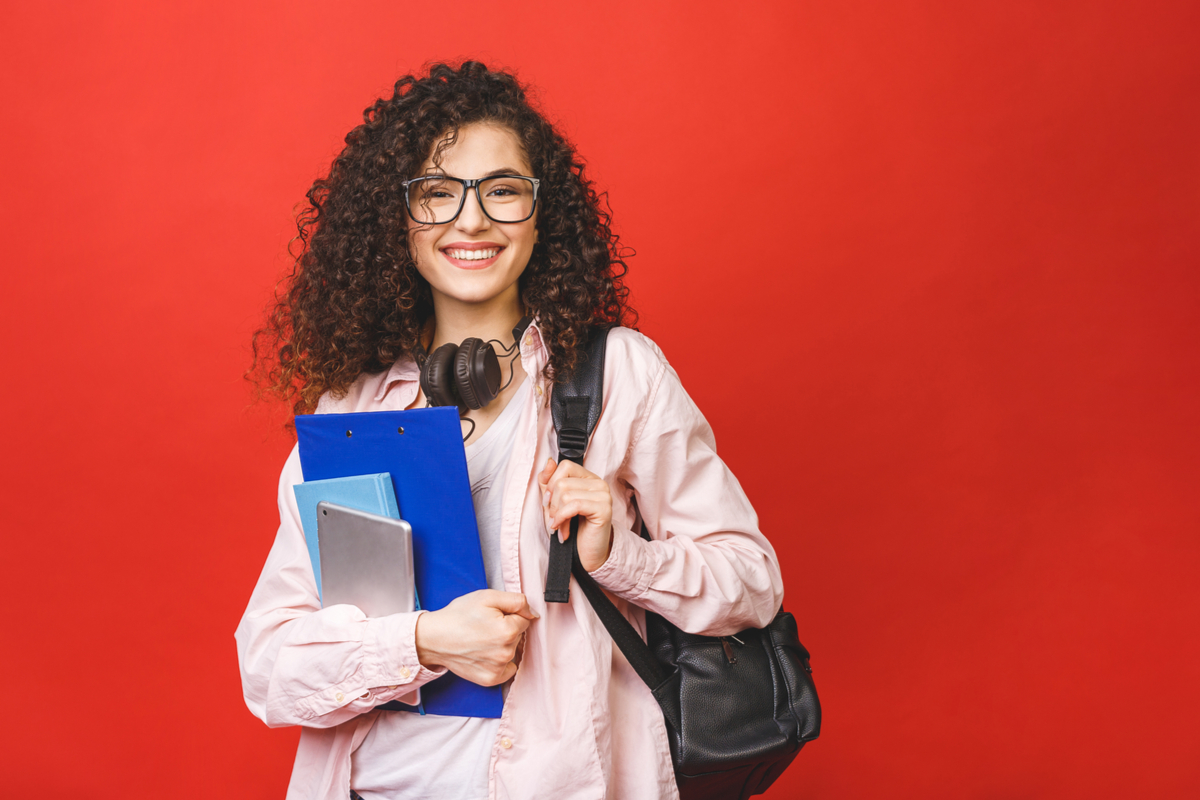 Determinar uma rotina de estudos ajuda a manter o foco e a produtividade (Imagem: YoloStock | Shutterstock)
