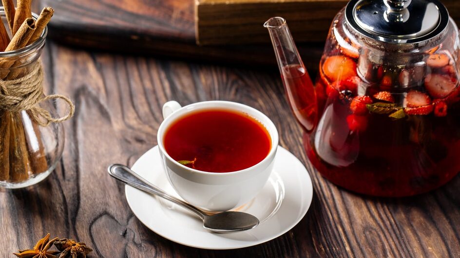 Chá de morango, framboesa e maçã (Imagem: Hihitetlin | Shutterstock)