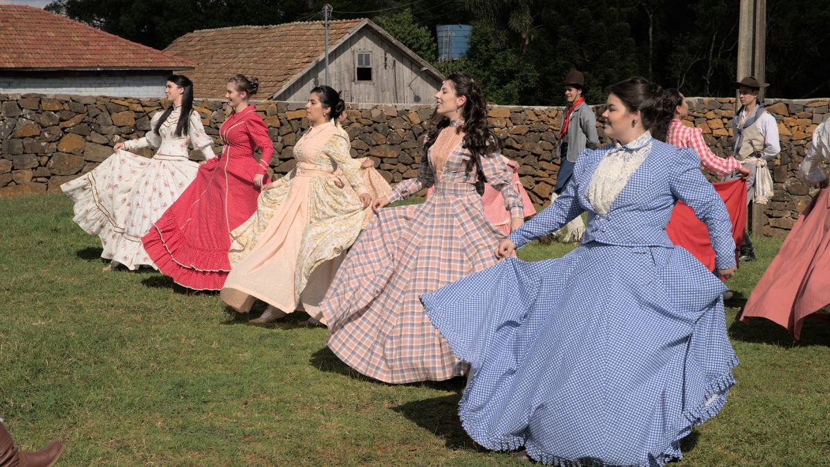 Indumentárias tradicionais retomam orgulho lageano.