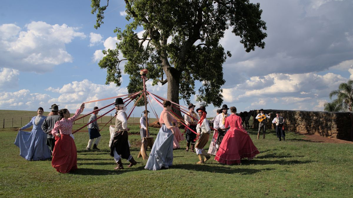 Festa do Pinhão retoma indumentárias tradicionais em Lages.