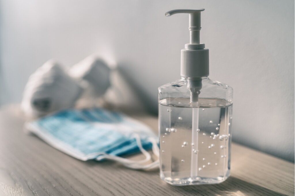 Álcool em gel deve ser utilizado somente em casos em que não é possível lavar as mãos com água e sabão (Imagem: Maridav | Shutterstock)