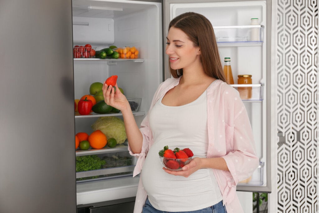 Na gesta&ccedil;&atilde;o, o foco da dieta deve ser em garantir um aporte nutricional de qualidade (Imagem: New Africa | Shutterstock)