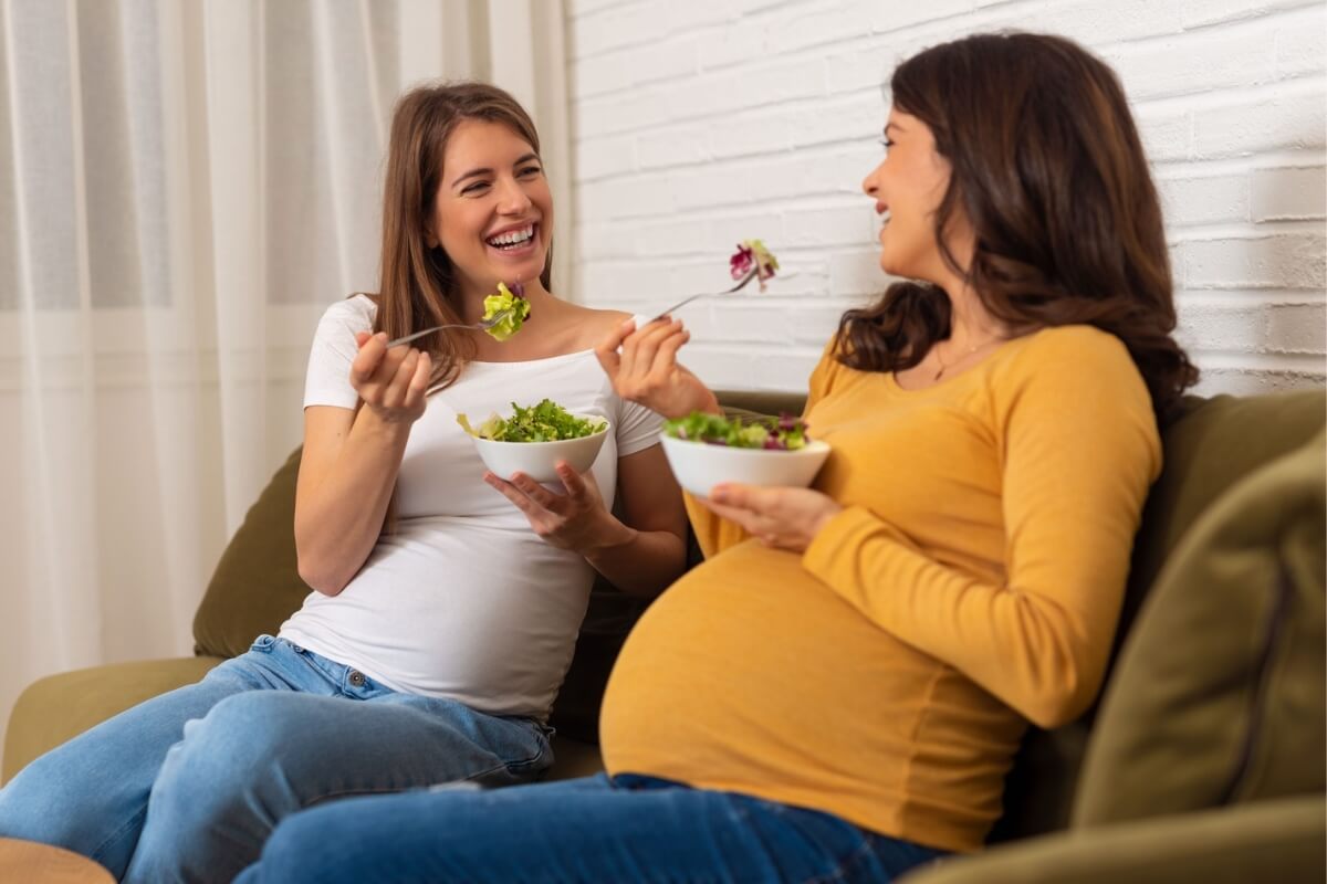 Alimentação saudável é fundamental durante a gestação (Imagem: DexonDee | Shutterstock)
