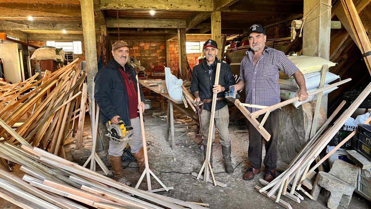 Amigos na Serra Catarinense se unem na fabricação de rodos que irão auxiliar na limpeza no RS