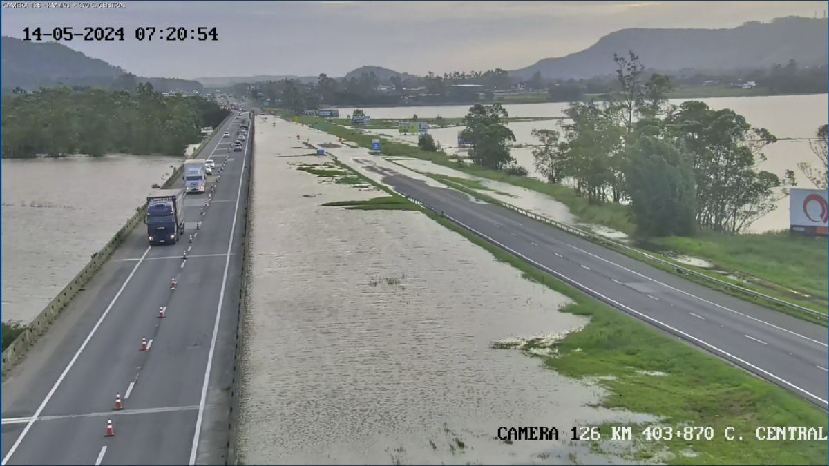 BR-101 Sul registra pontos de alagamento em Santa Catarina.