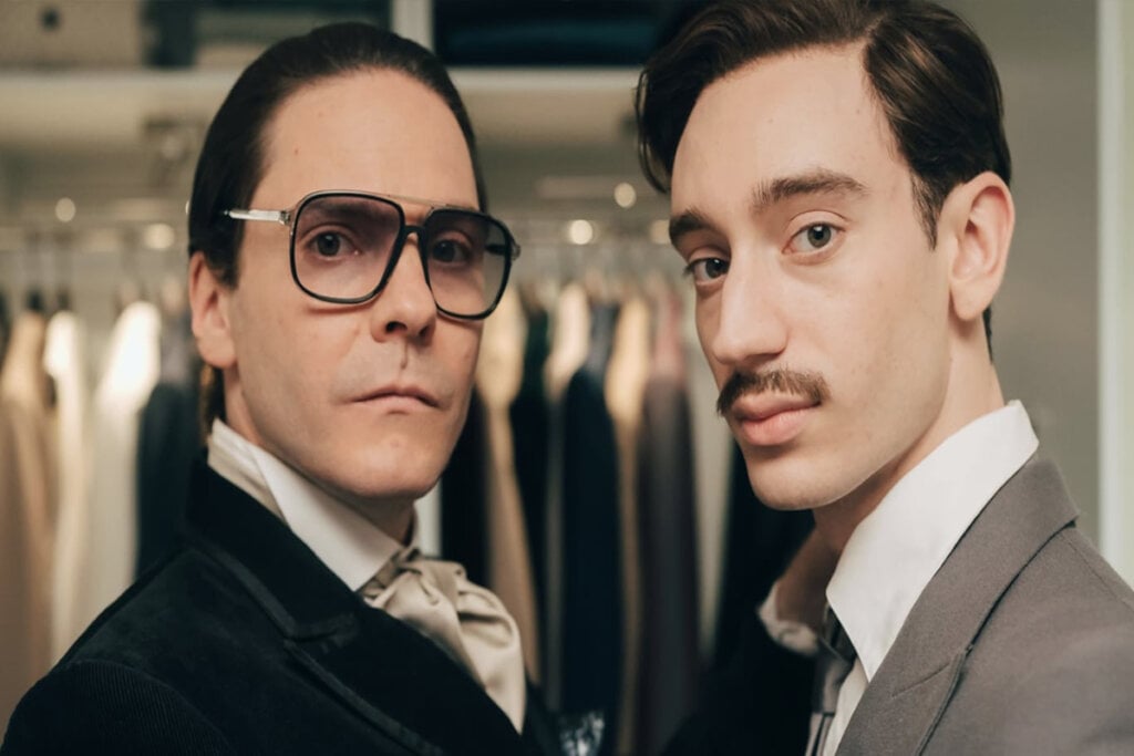 “Tornando-se Karl Lagerfeld” nos leva a uma imersão na vida e na carreira do icônico designer de moda (Imagem: Reprodução Digital | Disney+)