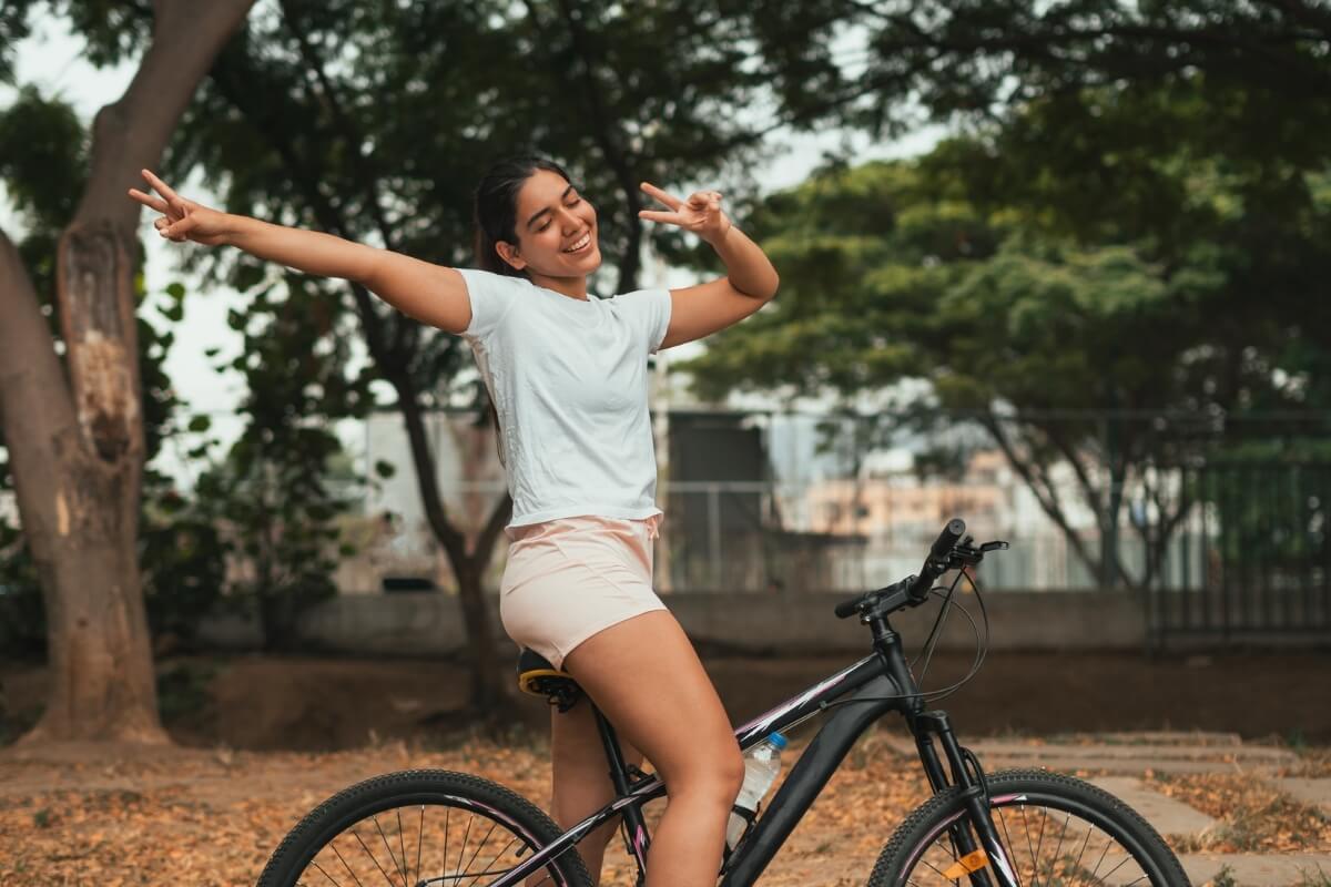 Pedalar favorece a saúde física e mental (Imagem: Renato Garcia M | Shutterstock)