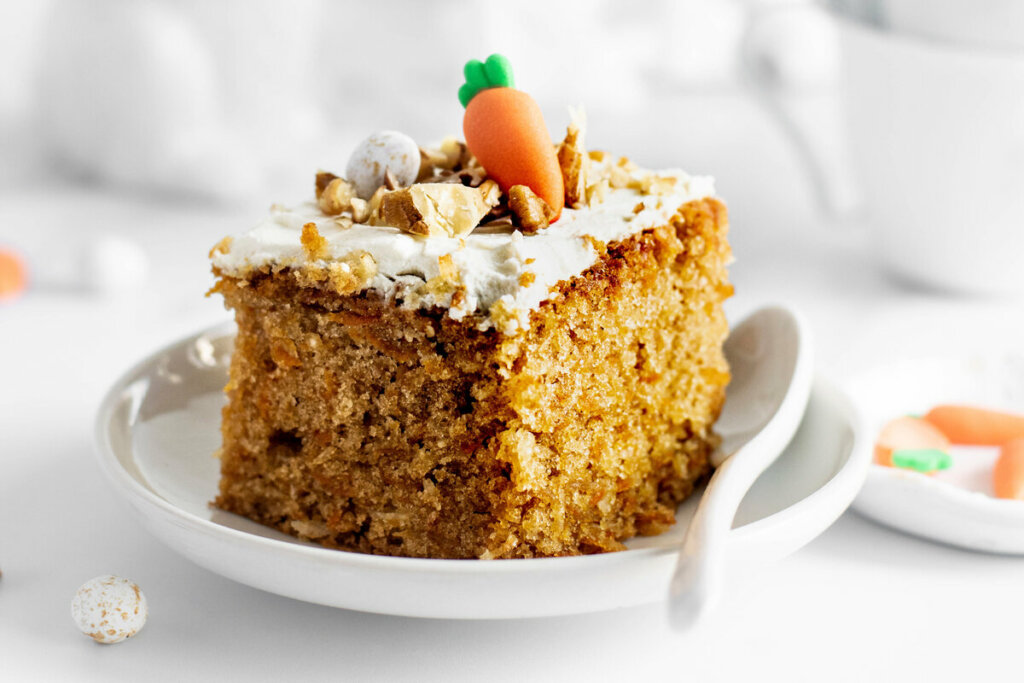 Bolo de cenoura com abacaxi e nozes (Imagem: Rawpixel.com | Shutterstock)