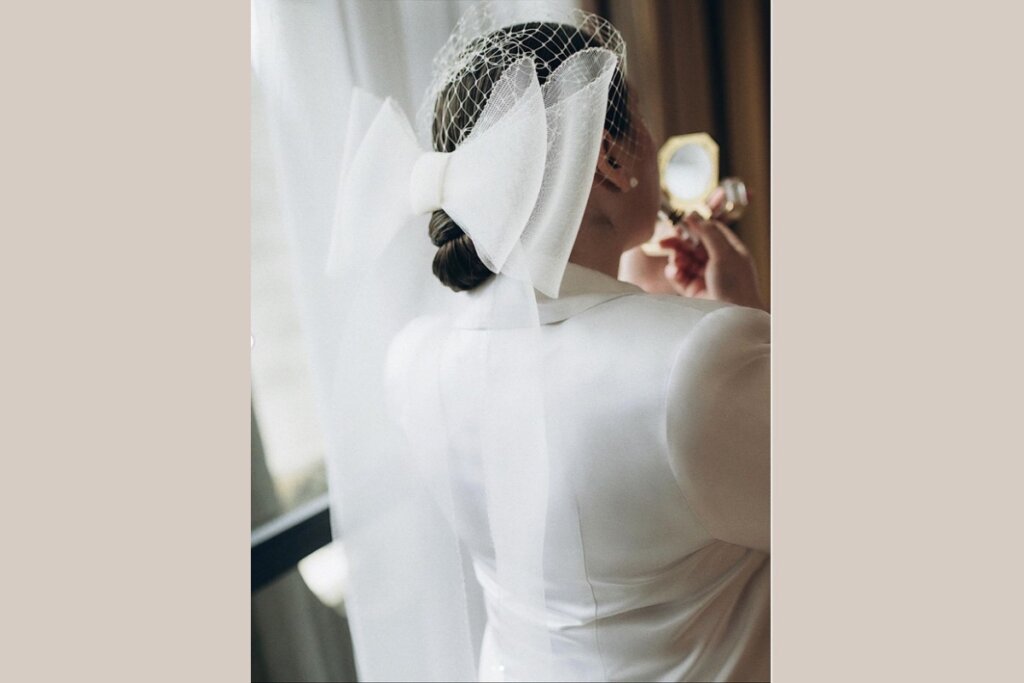 La&ccedil;os s&atilde;o bem-vindos aos penteados das noivas (Imagem: Reprodu&ccedil;&atilde;o Instagram @brigittecalegari)