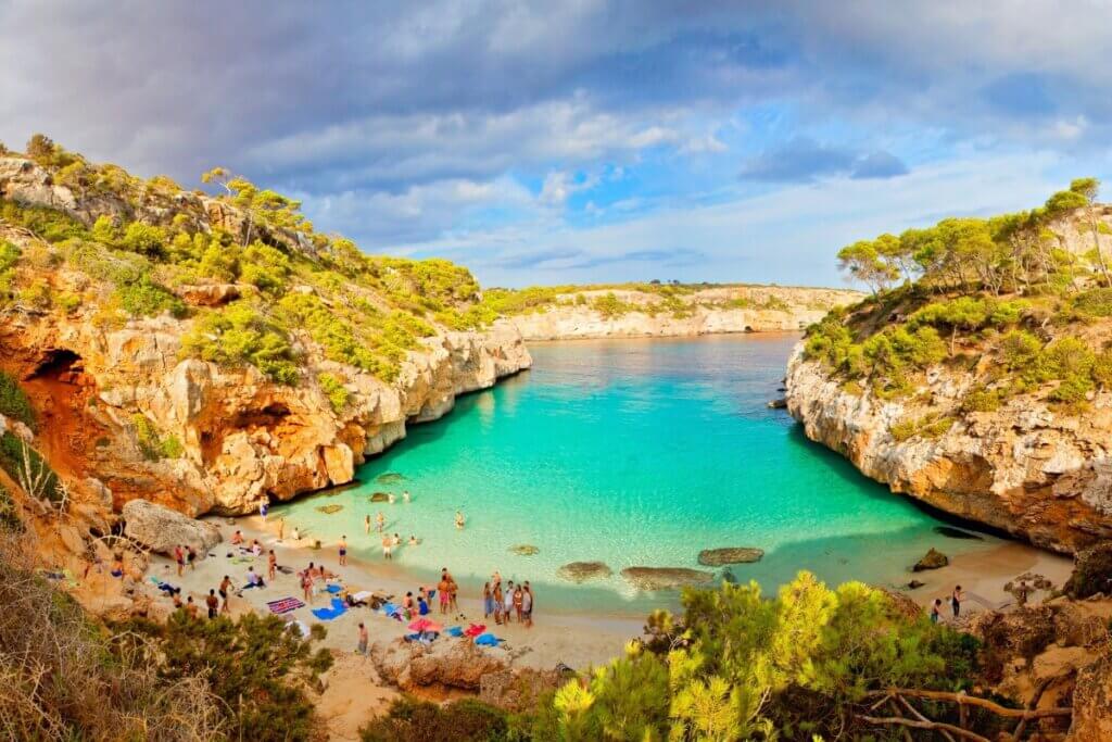 Calo Des Moro &eacute; uma das praias mais bonitas da Ilha de MaIIorca (Imagem: Sabine Klein | Shutterstock)