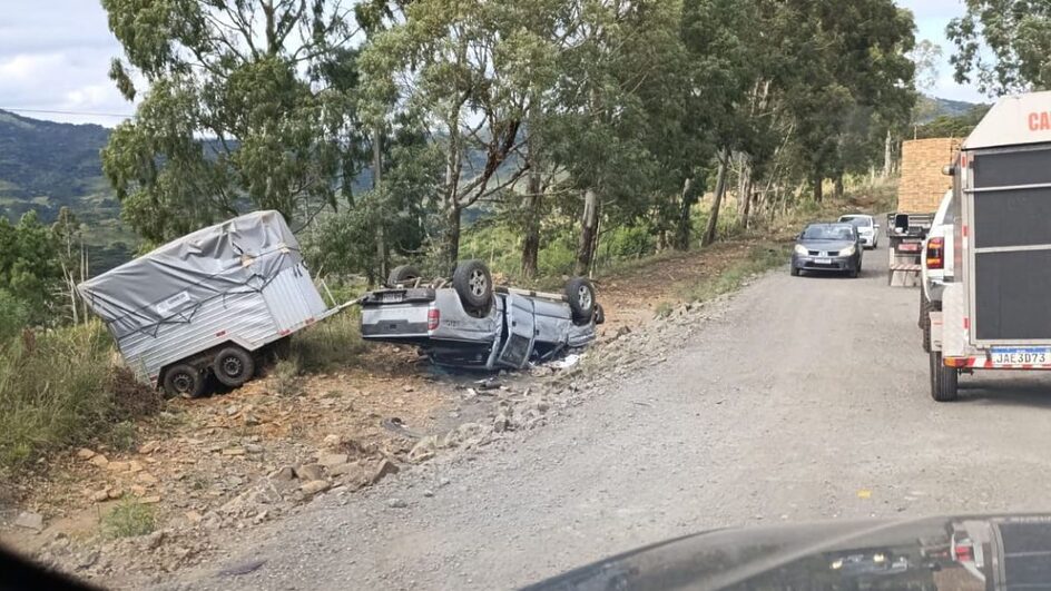 Capotamento da s-10 causou congestionamento.