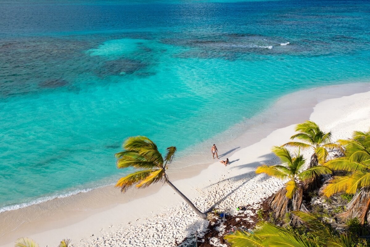 Caribe é o destino ideal para quem deseja apreciar as belezas naturais (Imagem: Derson Santana | Shutterstock)