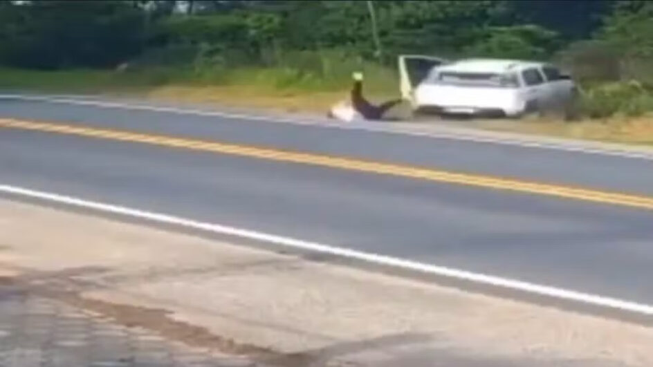Carro que caiu em ribanceira após casal pular em movimento em SC continua no local, diz PMRv
