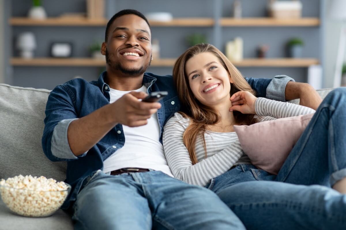 Assistir a séries é uma ótima maneira de praticar o inglês (Imagem: Prostock-studio | Shutterstock)