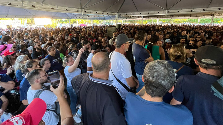 Professores de SC decidem suspender greve por 60 dias