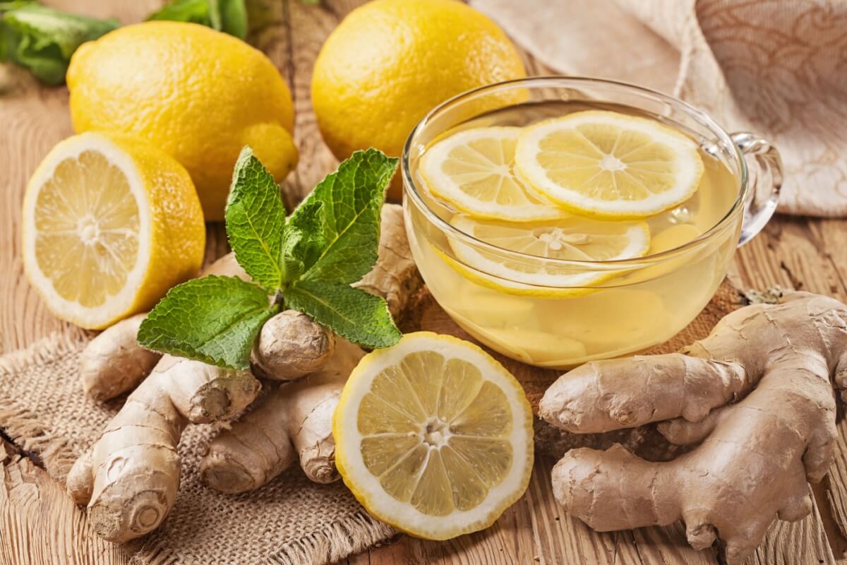 Chá de gengibre com limão (Imagem: Elena Schweitzer | Shutterstock)