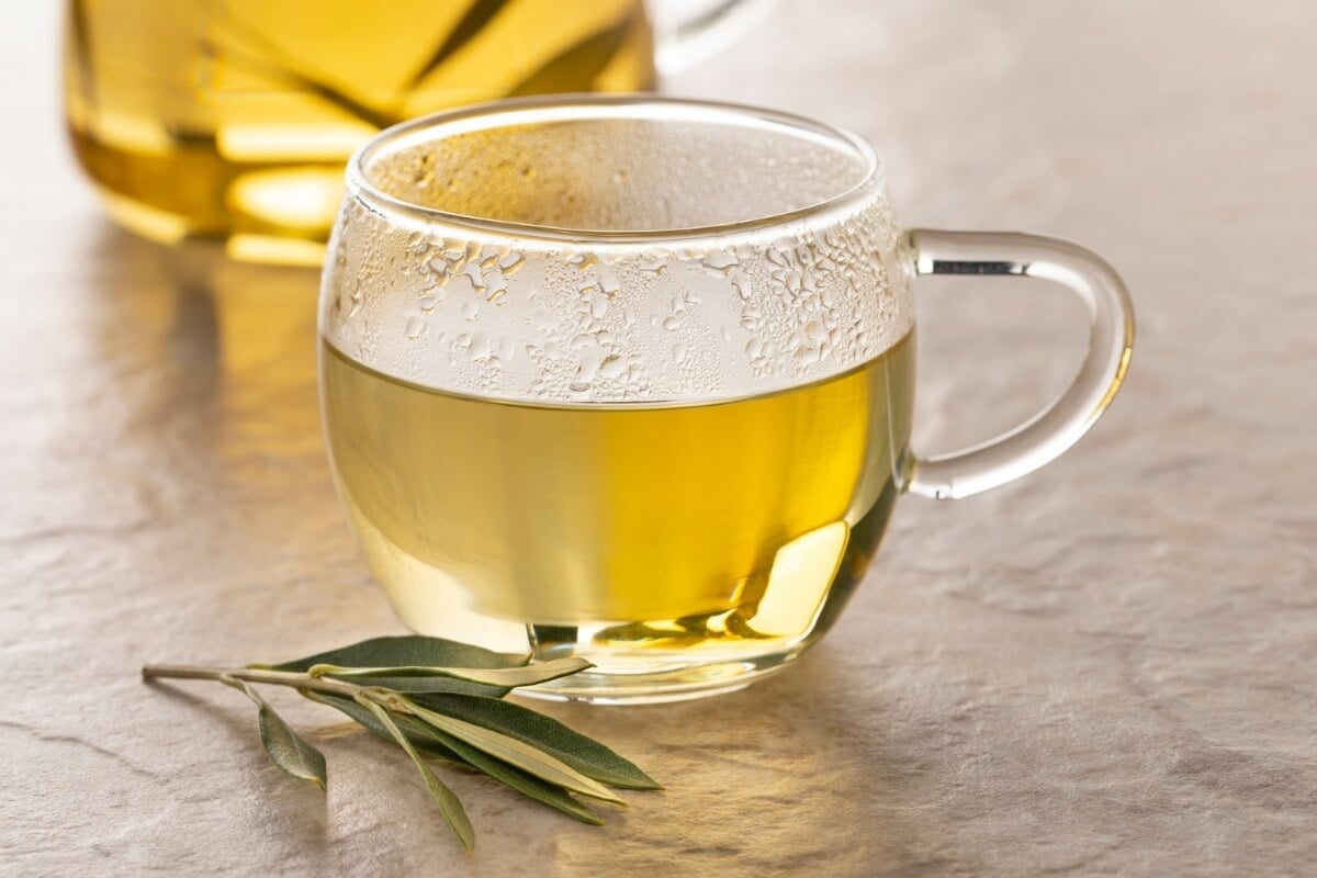 Chá de oliveira com limão (Imagem: Picture Partners | Shutterstock)