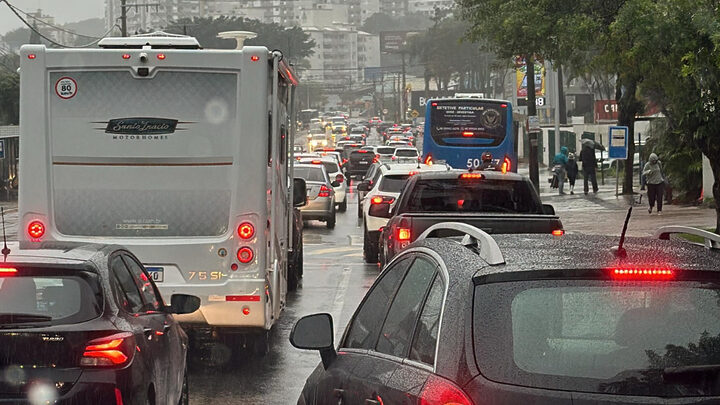 Chuva causa alagamentos em Florianópolis; confira os pontos