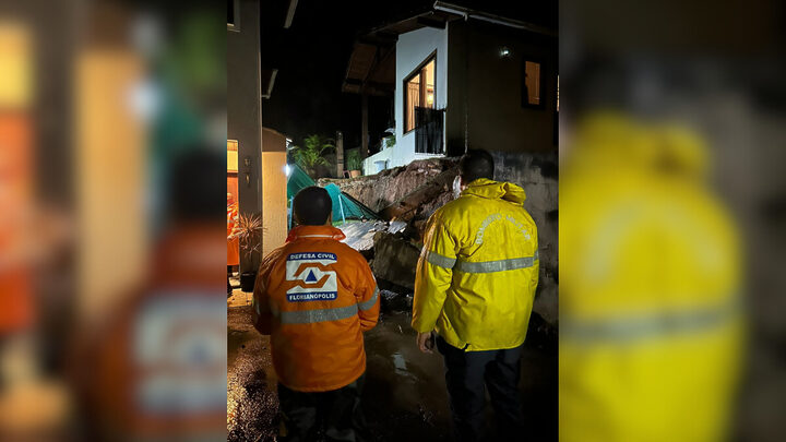 Chuva provoca alagamentos e deslizamento interdita casas em Florianópolis