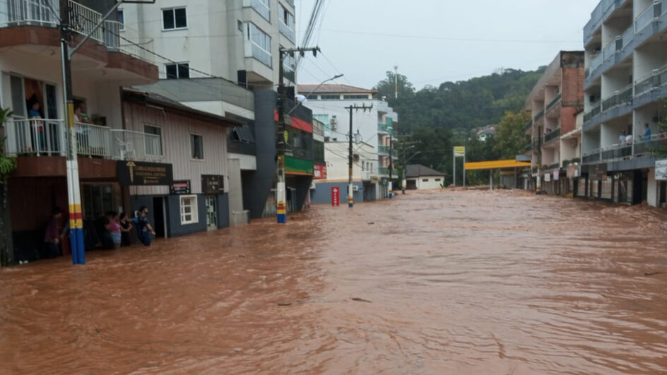 Chuvas em SC causam estragos em 12 municípios; morte é investigada no Meio-Oeste