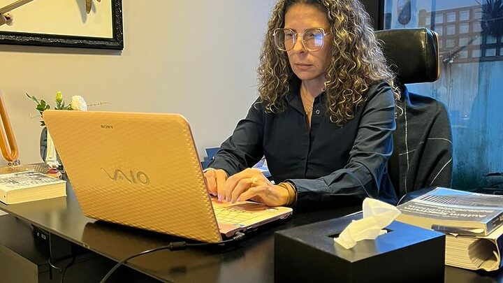 Cida Fontana prestando atendimento online (Foto: Arquivo pessoal)
