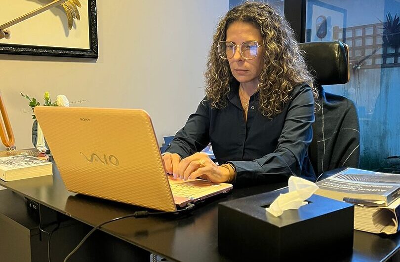 Cida Fontana prestando atendimento online (Foto: Arquivo pessoal)