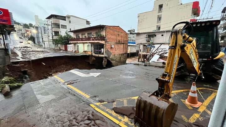 Cidade de SC onde choveu mais de 200 milímetros contabiliza estragos após imóvel ser engolido