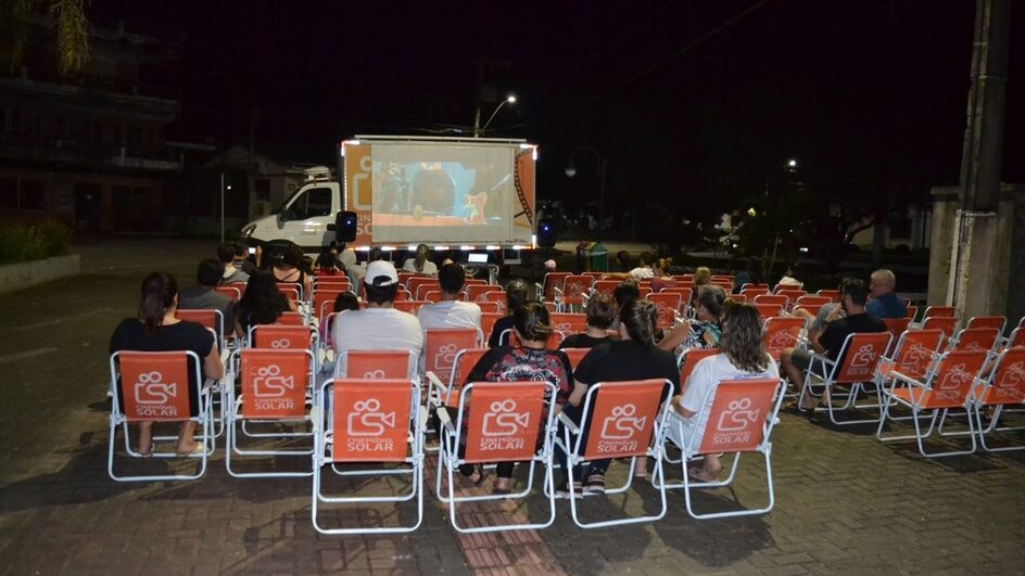 Cinemóvel Solar exibe filmes gratuitamente.