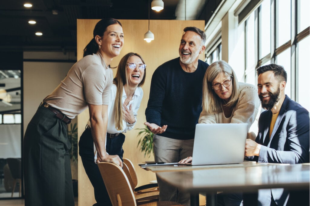 A presença de mais mulheres no trabalho ajuda a aumentar a empatia (Imagem: Jacob Lund | Shutterstock)