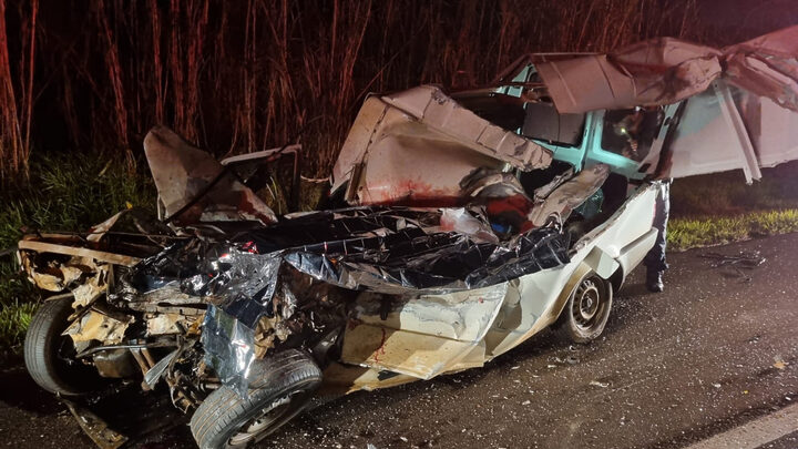 Colisão com ônibus deixa carro irreconhecível e mata motorista na BR-282, no Oeste de SC