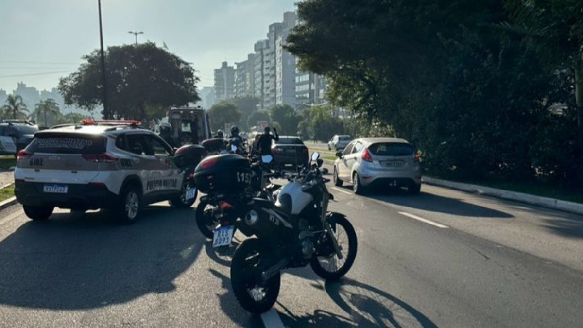 Colisão entre carro e moto congestiona a Beira-Mar Norte, em Florianópolis