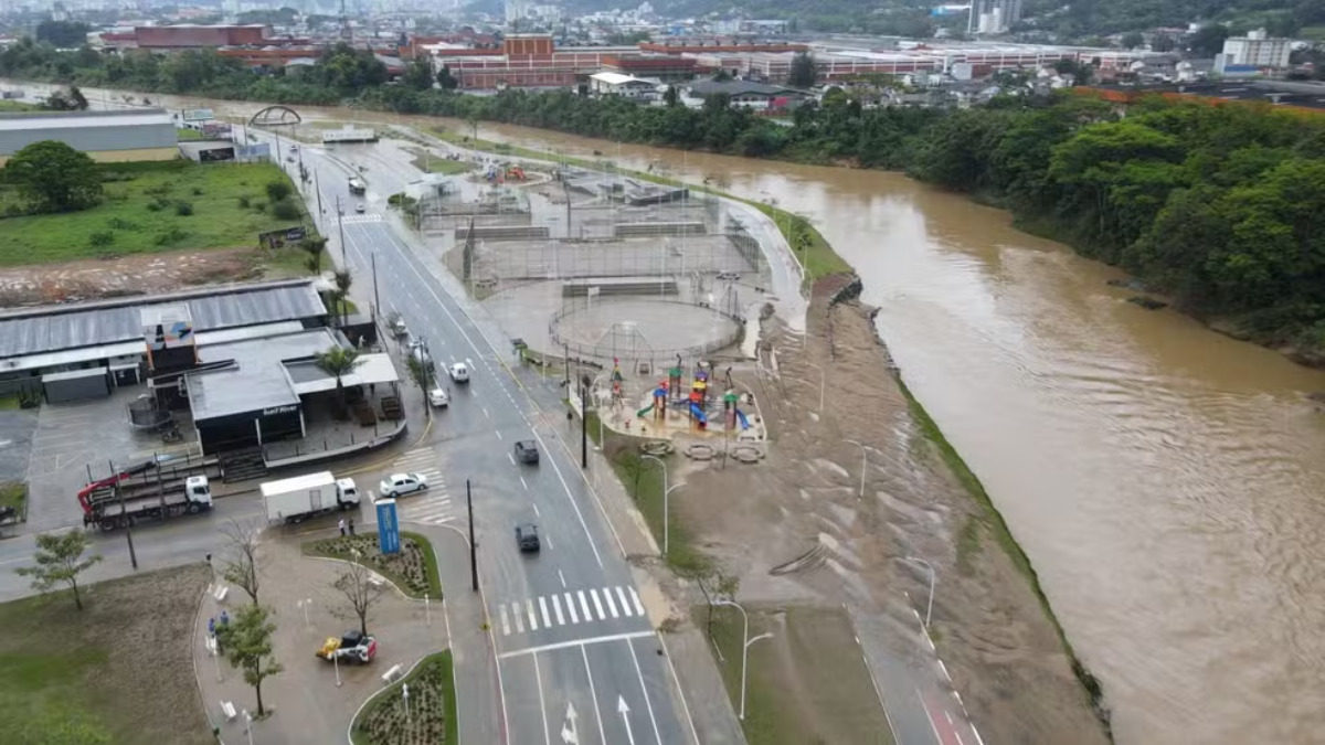 Conheça o parque alagável que é alternativa contra enchentes em cidade de SC