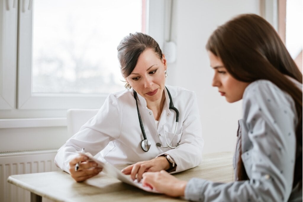 Avaliação clínica é essencial para identificar a alergia alimentar (Imagem: Branislav Nenin | Shutterstock)
