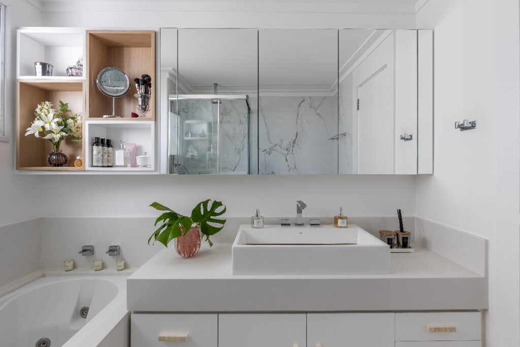 Ao utilizar nichos no banheiro, é importante se atentar ao material do móvel devido à umidade (Projeto: Cristiane Schiavoni Arquitetura | Imagem: Rafael Renzo)