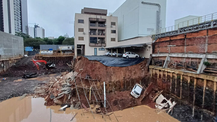 Deslizamento de terra arrasta carro e evacua prédio em Chapecó