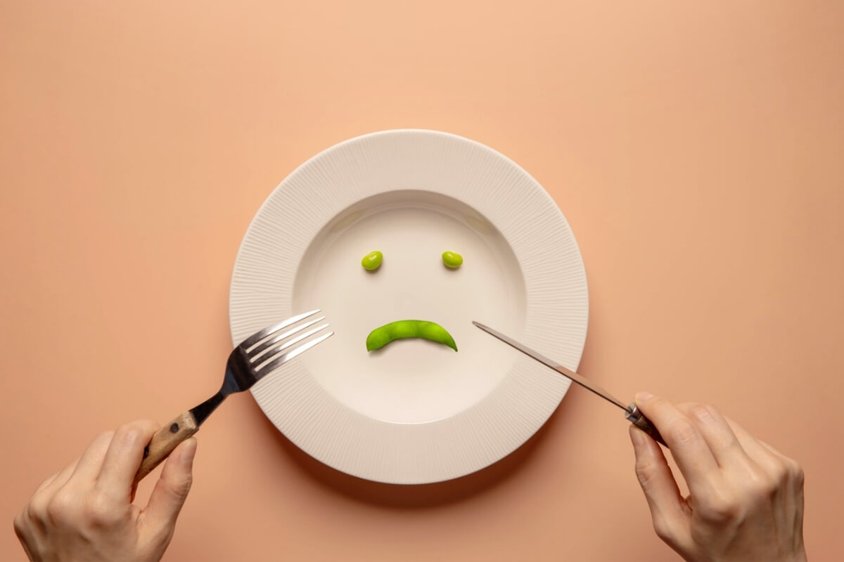 Seguir dietas restritivas sem acompanhamento profissional pode causar danos à saúde (Imagem: Black Salmon | Shutterstock)