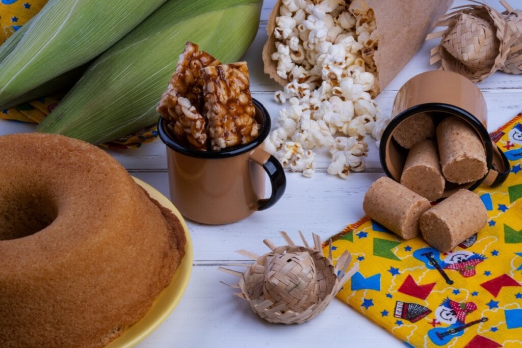Os pratos típicos da festa podem ajudar a decorar a mesa (Imagem: jrslompo | Shutterstock)
