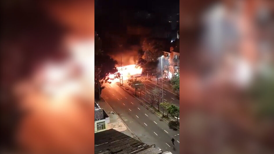 Dois ônibus são incendiados em manifestação em Porto Alegre
