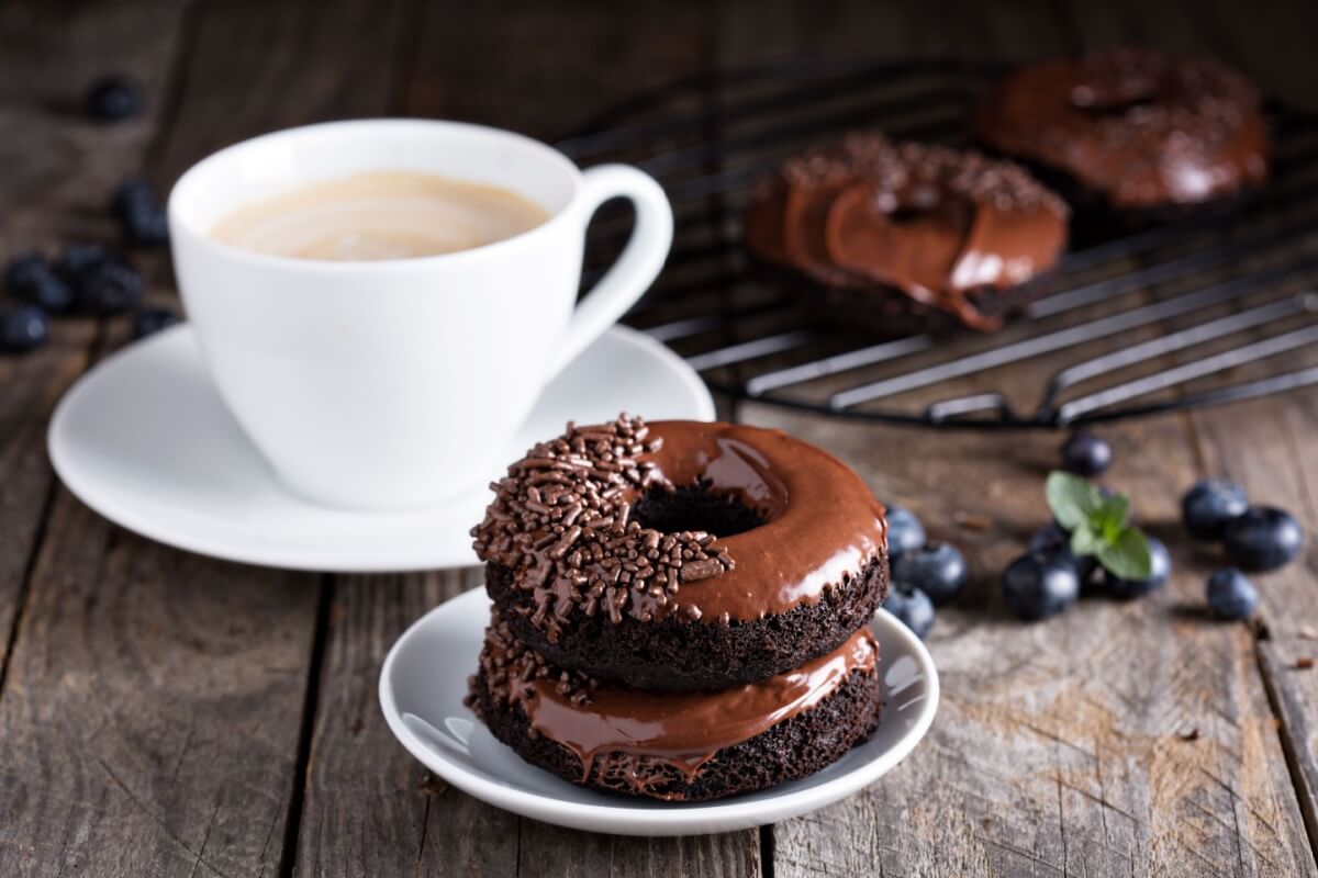 Donut de chocolate (Imagem: Elena Veselova | Shutterstock)