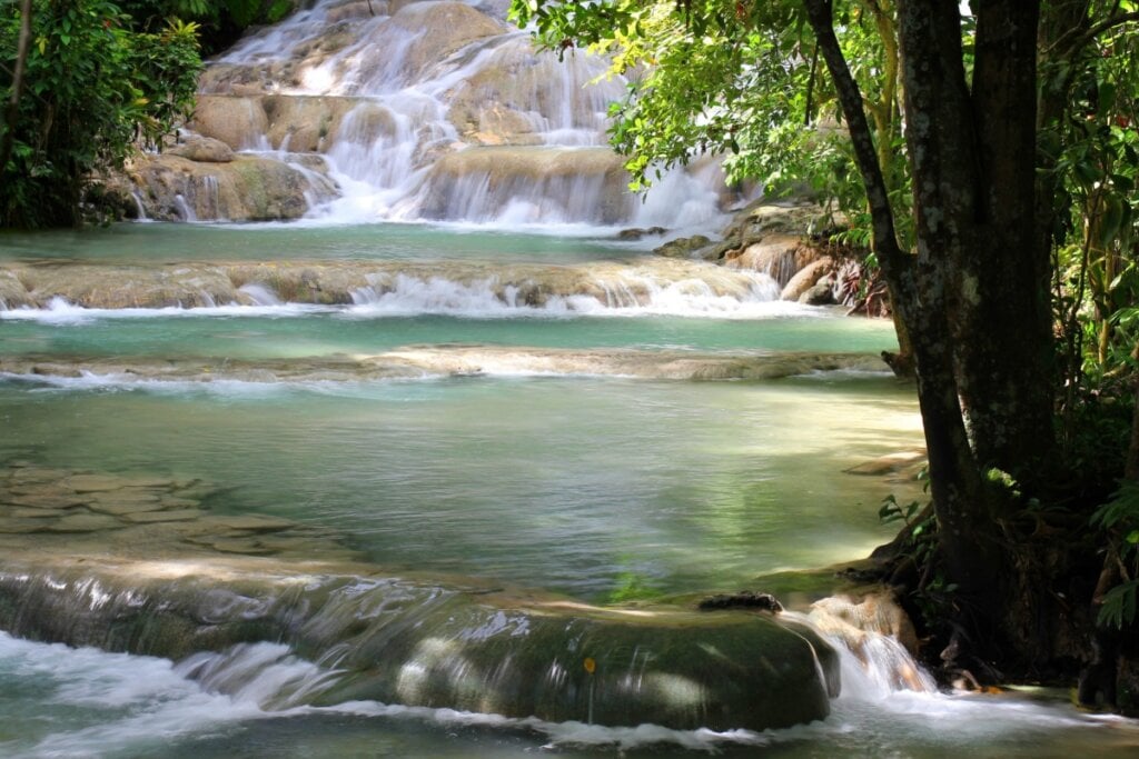 Dunn’s River Falls deve fazer parte do seu roteiro na Jamaica (Imagem: Alexander Sviridov | Shutterstock)