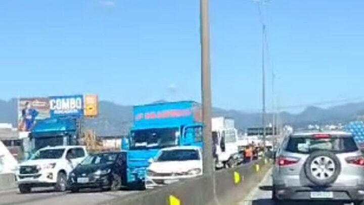 Engavetamento entre dois caminhões e três carros deixa caos na BR-101