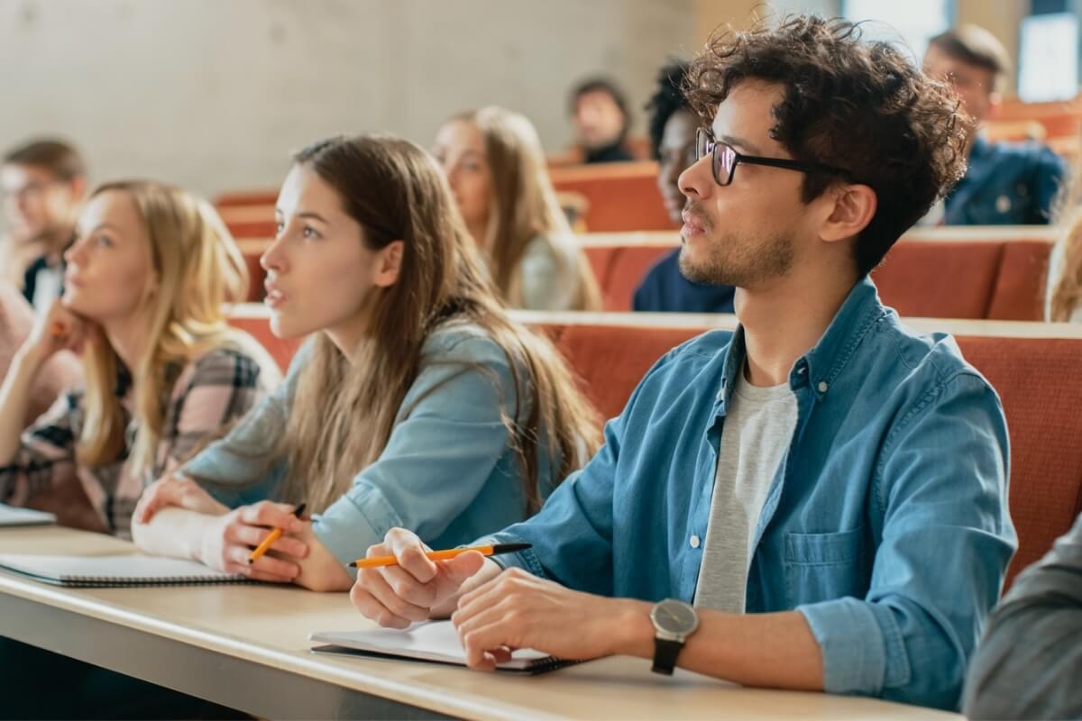 As questões que envolvem porcentagem são resolvidas com regra de três (Imagem: Gorodenkoff | Shutterstock)