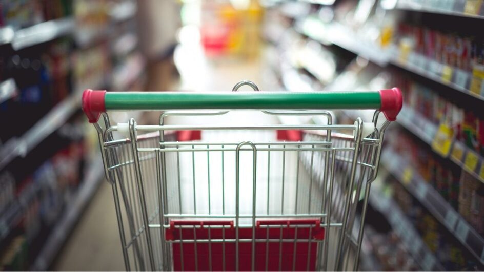 Desvio de produtos rendeu prejuízo de R$ 30 mil ao supermercado.