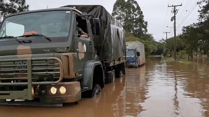 Exército auxilia nos resgates em RS.