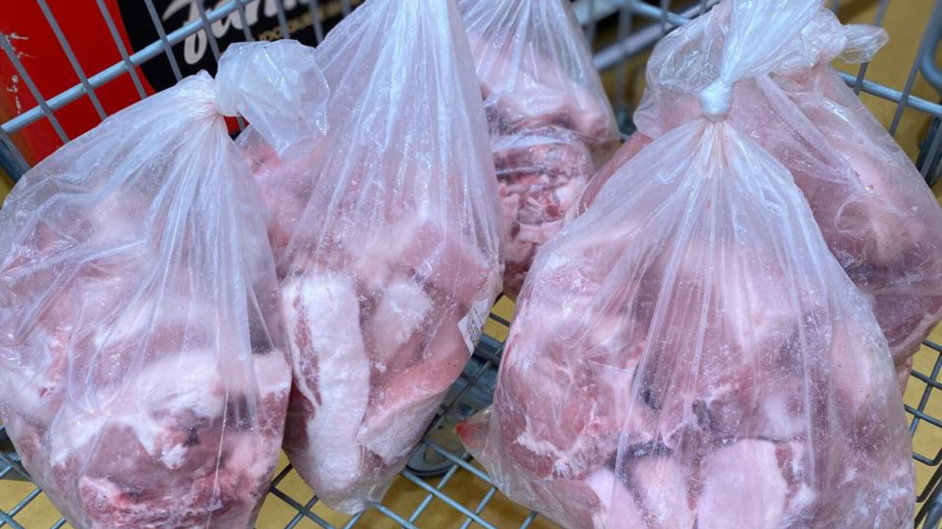 FOTOS 30 quilos de carne vencida são apreendidos em supermercados em São José