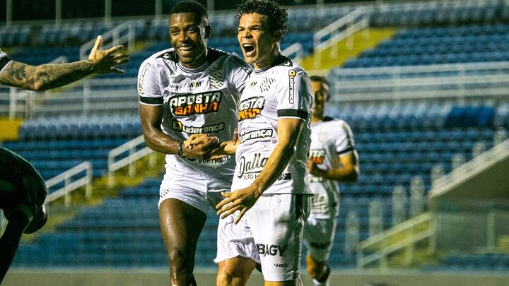 Camilo comemora o primeiro gol do Figueirense contra o Floresta Leia mais notícias do Esporte no NSC Total (Foto: Baggio Rodrigues)