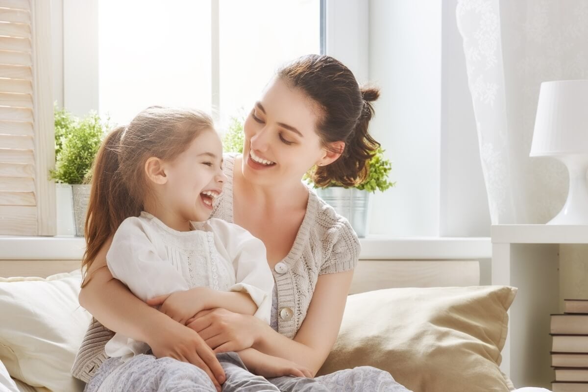 As mães ajudam as crianças no desenvolvimento de habilidades para enfrentar problemas (Imagem: Yuganov Konstantin | Shutterstock)