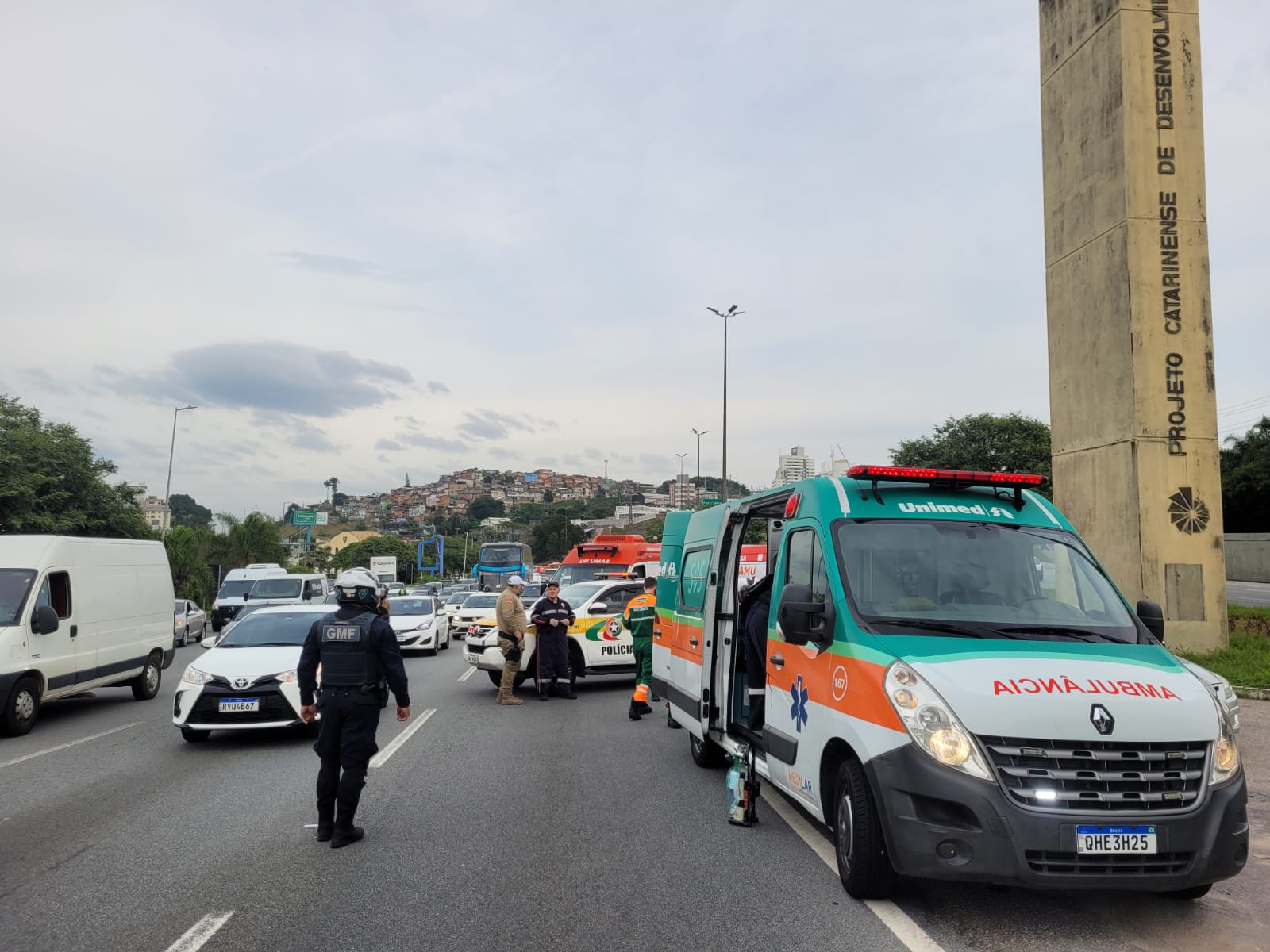 Forças de segurança salvam vida de criança na ponte Pedro Ivo Campos em Florianópolis