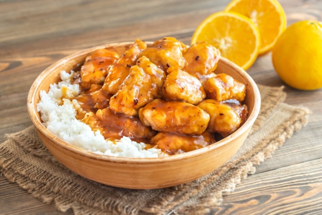 Frango ao molho de laranja (Imagem: Alexander Prokopenko | Shutterstock)