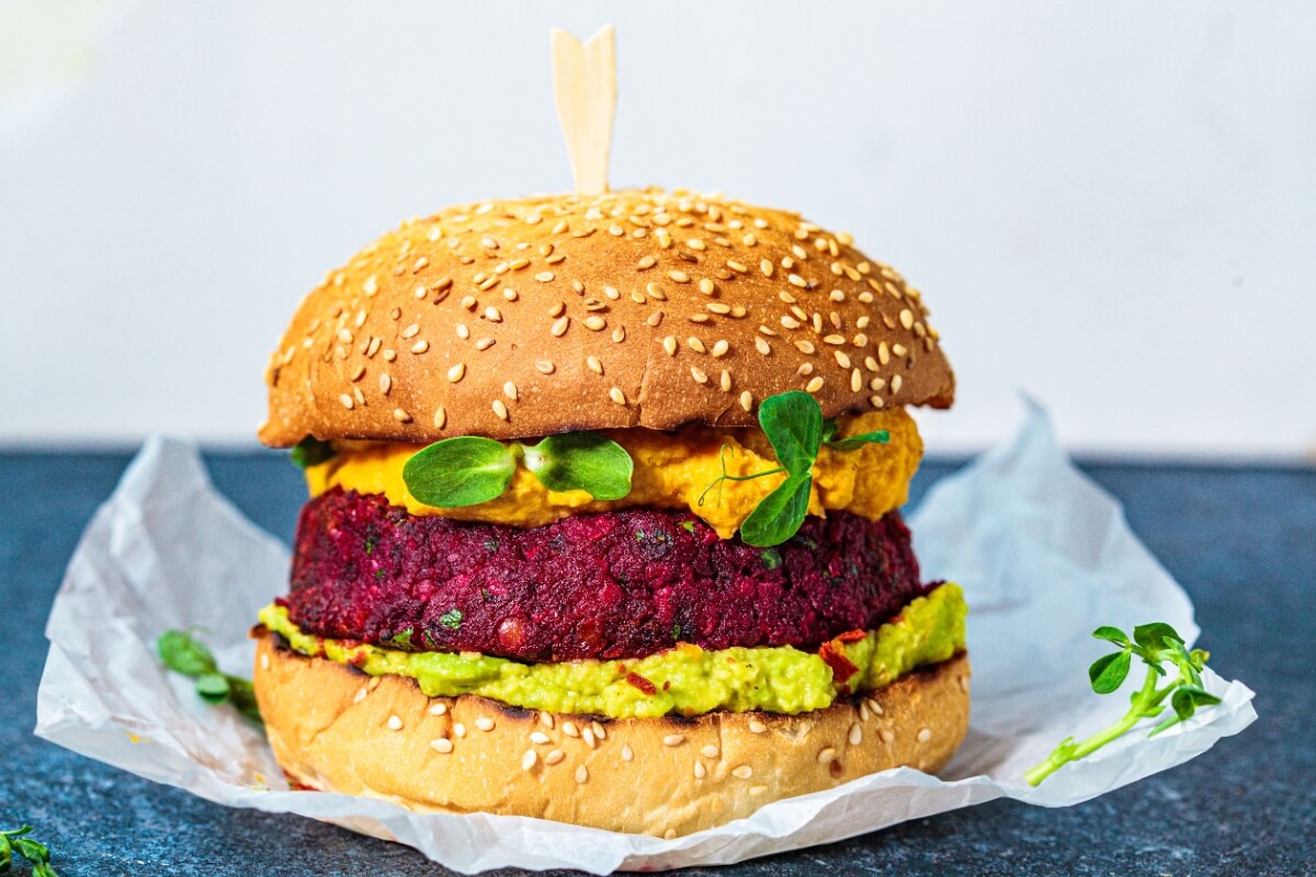 Hambúrguer de beterraba com molho de batata-doce e guacamole (Imagem: Nina Firsova | Shutterstock)